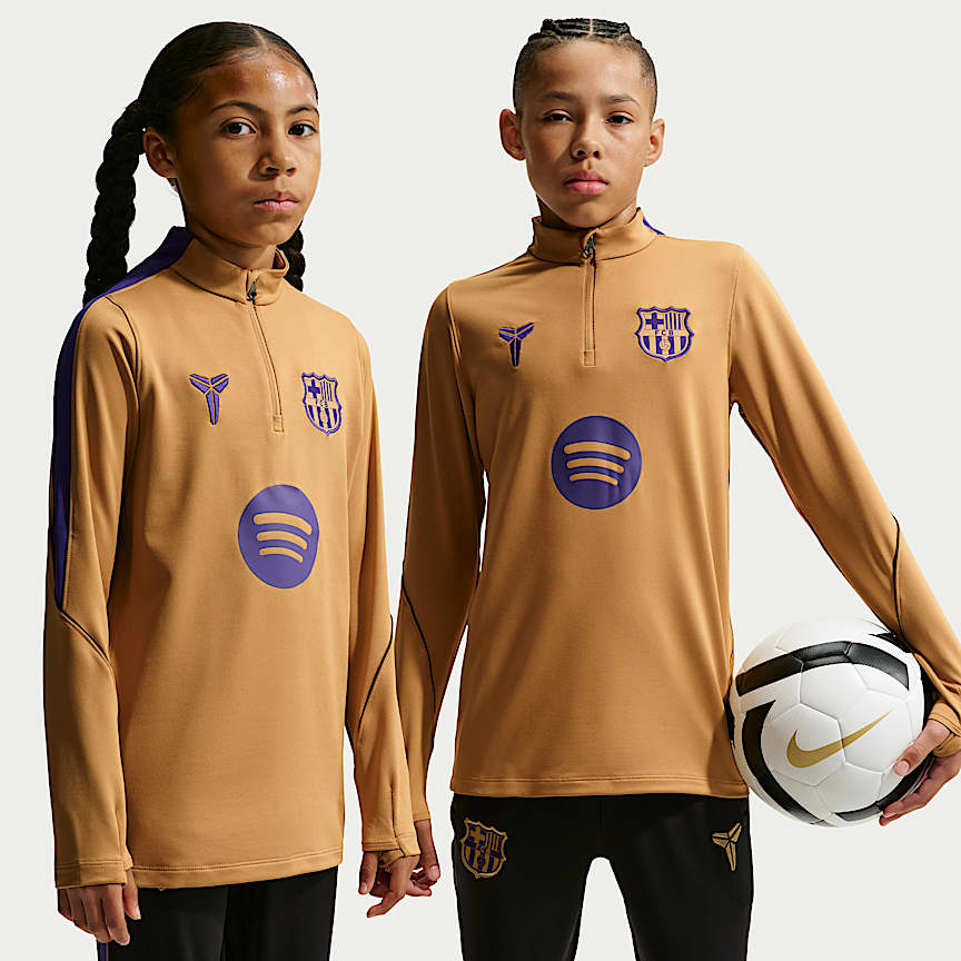 F.C. Barcelona Away Older Kids' Kobe Football Pullover Hoodie. Nike IL